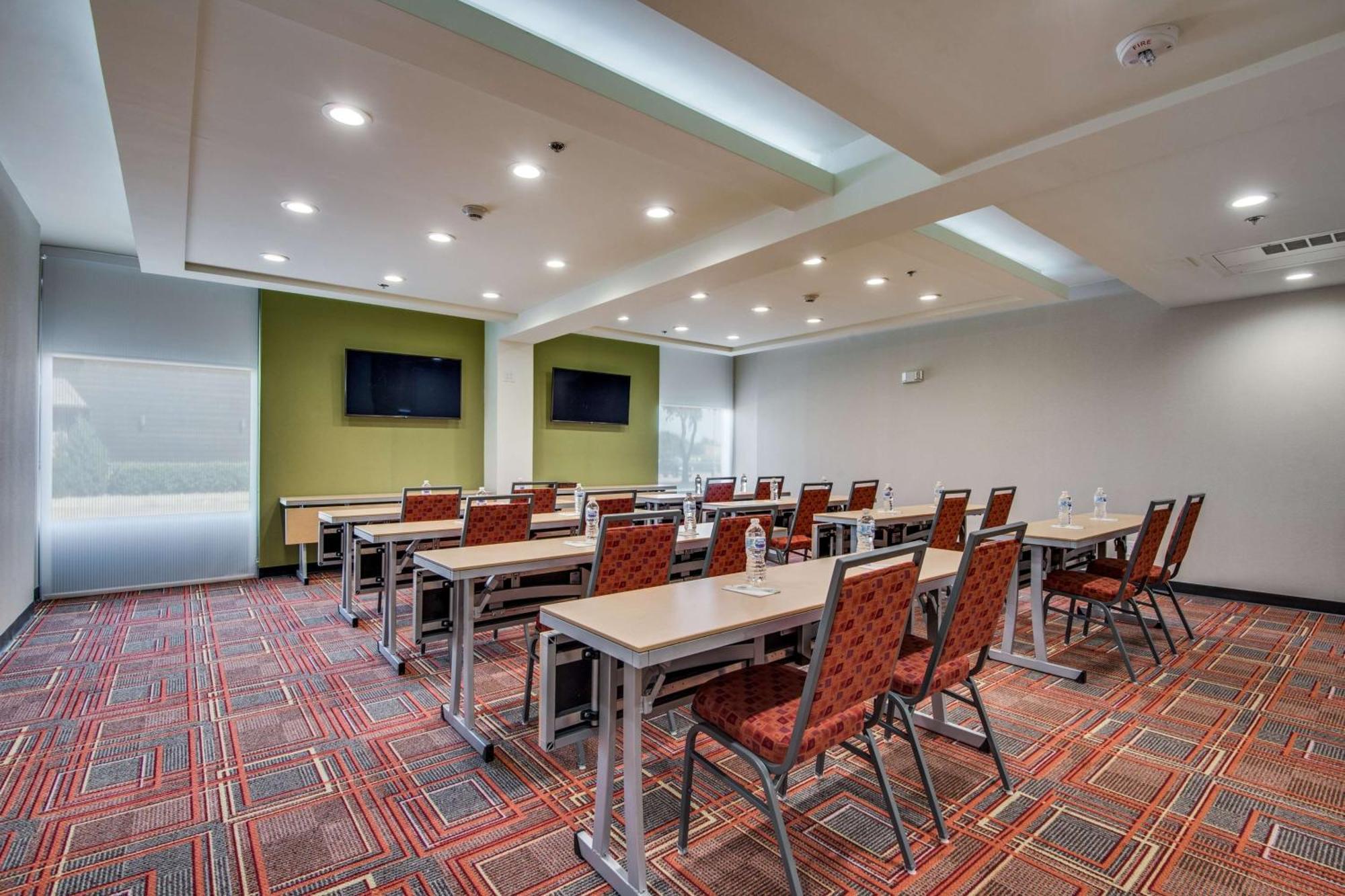Hotel Home2 By Hilton Dfw Airport South 3*